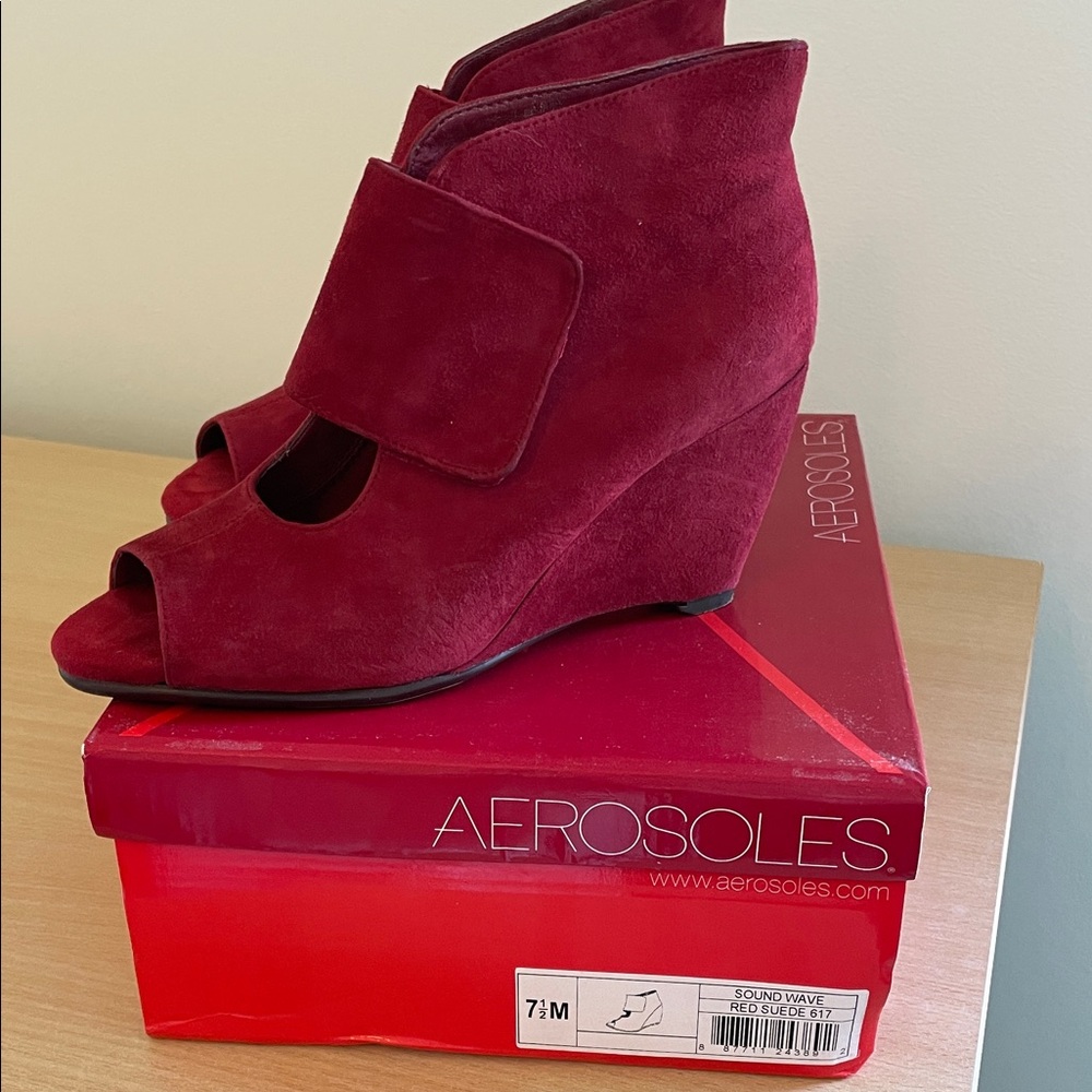 AEROSOLES Women's Red Suede Wedges